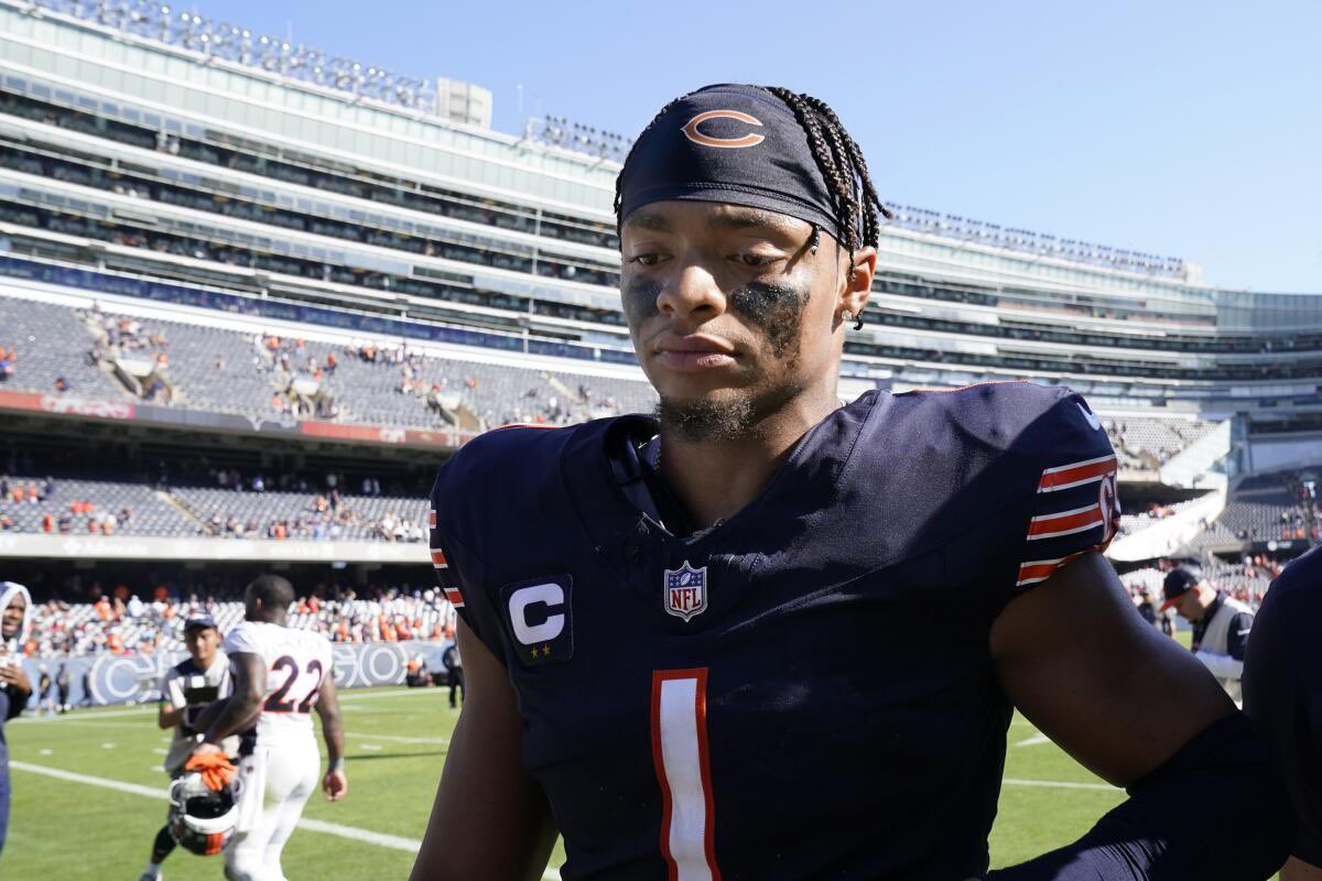 CalebIsHim's tweet photo. Justin Fields fell to pick #11 and got drafted into a rebuilding team with no help just to be replaced as soon as the rebuild was complete. https://t.co/2Yh7Kxx8xJ