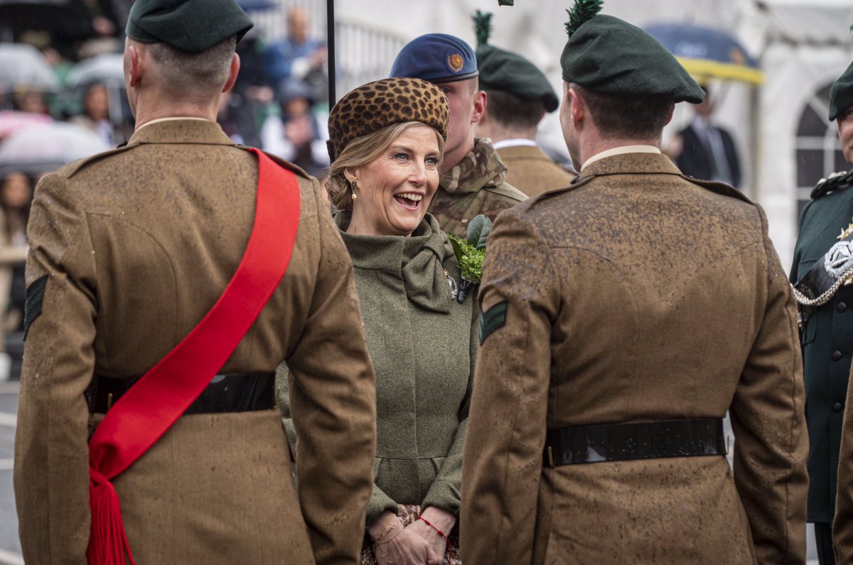 ArmyinNI's tweet image. Today, HRH The Duchess of Edinburgh visited the 2nd Battalion, @RirishRegiment, for a St Patrick’s Day parade and presentation of shamrock. This was Her Royal Highness’ first visit to 2 R IRISH as Colonel-in-Chief of the Regiment since being handed the role in August.
☘️
