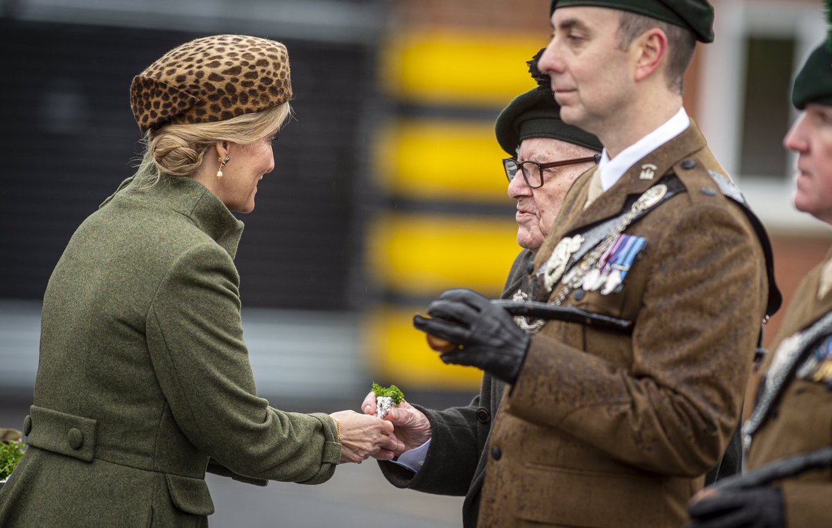 ArmyinNI's tweet image. Today, HRH The Duchess of Edinburgh visited the 2nd Battalion, @RirishRegiment, for a St Patrick’s Day parade and presentation of shamrock. This was Her Royal Highness’ first visit to 2 R IRISH as Colonel-in-Chief of the Regiment since being handed the role in August.
☘️