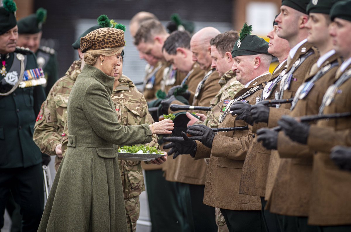 ArmyinNI's tweet image. Today, HRH The Duchess of Edinburgh visited the 2nd Battalion, @RirishRegiment, for a St Patrick’s Day parade and presentation of shamrock. This was Her Royal Highness’ first visit to 2 R IRISH as Colonel-in-Chief of the Regiment since being handed the role in August.
☘️