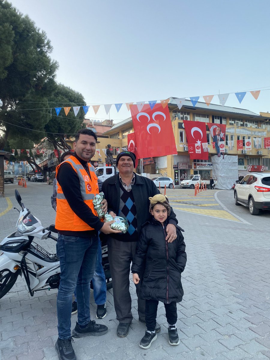 akgencbuldan's tweet photo. Telaşa gerek yok!! 😊
Her Sokakta 🚦
AK Gençlik Yanınızda! 😎💪🏼

#iftara5kala⏳ programımız kapsamında iftara yetişemeyen vatandaşlarımıza ikramlarda bulunduk. 🤗
@osmanzolan 
@yucelgungor20 
@osmannazlier 
@omerozbay1907 
@eyupkadirinan 
@coskunkeklik1 
@tahakara_ https://t.co/Kc5UyCkIPx