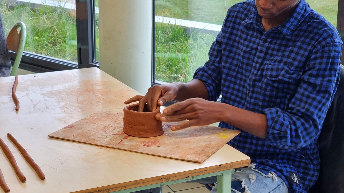 Lancement de l'𝗘𝘅𝗽𝗼𝘀𝗶𝘁𝗶𝗼𝗻 de Farida LE SUAVE dans la <a href="/Galerie_LM/">Galerie Louise Michel - Alençon</a> du <a href="/CollegelouiseM/">REP+ Louise Michel</a>  du 11 mars 2024 14 avril 2024 ! Retour en images sur deux journées d'ateliers et d'échanges avec l'artiste pour les 3e #devisu,
<a href="/ac_normandie/">Académie de Normandie</a>