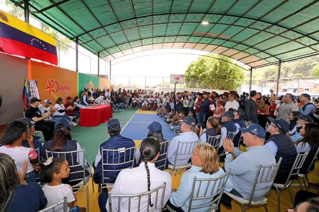 En la comunidad de Aragüita IV del #MunicipioTomásLander recibimos a nuestro <a href="/TSJ_Venezuela/">TSJ Venezuela</a> en una hermosa Jornada de Tribunales Móviles que brindó orientación y asesoría jurídica gratuita en materia civil, social, penal, mercantil y laboral a nuestro pueblo de los #VallesDelTuy