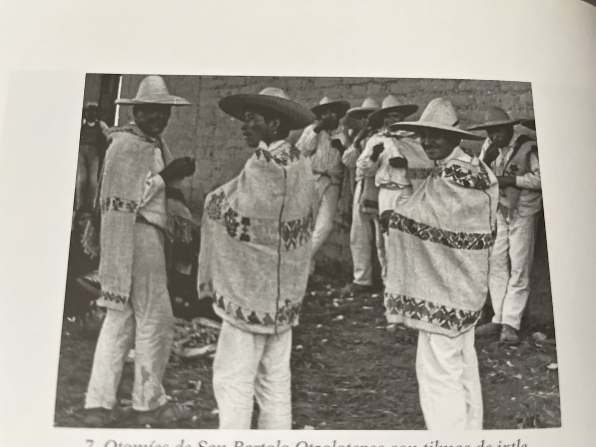 Otomíes de San Bartolo Otzolotepec con tilmas de ixtle. Fotografía de Bodil Christensen, 1937. “De la vestimenta y los hombres” por Claude Stresser-Péan.