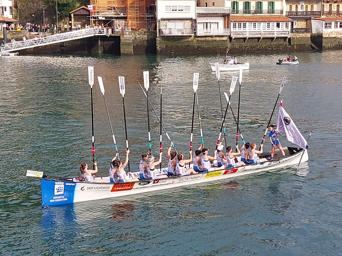 Tornozulotik's tweet photo. Donostiarra garaile emakumezkoen traineruen artean, San Pedroko jaitsieran.
Zorionak, neskak, eta segi lanean!!!
@donostiarragara https://t.co/Y5sE7vEAbb
