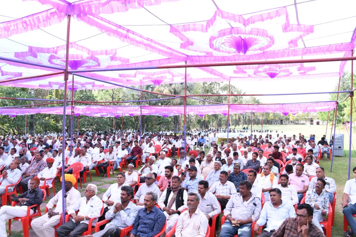 UdailalAnjana's tweet photo. "छोटीसादड़ी में कांग्रेस की बैठक: एकजुटता से नए युग की शुरुआत"

आज, छोटीसादड़ी के कांग्रेस कार्यालय में, हमने एक ऐतिहासिक बैठक की जिसमें ब्लॉक और नगर कांग्रेस कमेटी के सदस्यों ने भाग लिया। इस अवसर पर हमने आगामी लोकसभा चुनावों पर गहन चर्चा की और अपने कार्यकर्ताओं से अभूतपूर्व समर्थन की अपील की।

हमारी इस मिलने की घड़ी ने हमें एक साथ लाया और हमारी साझा उम्मीदों और आदर्शों के प्रति हमारे संकल्प को मजबूत किया। "छोटीसादड़ी कांग्रेस - साथ मिलकर, हम बदलाव की नई उम्मीद बनेंगे" ने हमें एक नई दिशा और ऊर्जा प्रदान की है।

हमारी एकता और समर्थन नई उम्मीदें जगाते हैं और हमें विश्वास है कि हमारे साझा प्रयास आने वाले चुनावों में नई विजय की ओर ले जाएंगे। आइए, मिलकर हम इस यात्रा को सफल बनाएं।

#chittorgarhloksabha