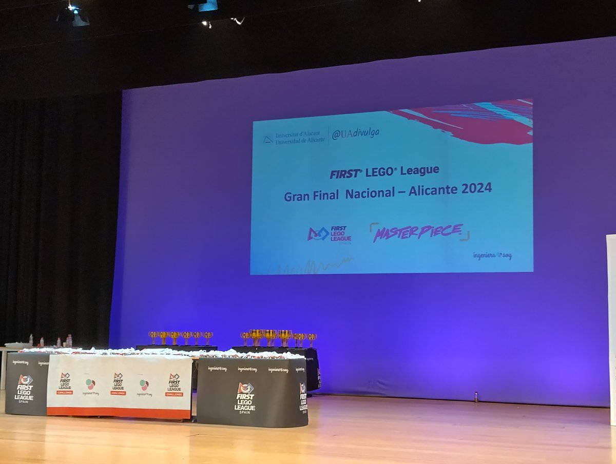 IesPinarOficial's tweet photo. El equipo 👩💻🧑💻" El Pinarillo" del @IesPinarOficial en la ceremonia de clausura de la #FLLSpainGranfinal de @FLL_Spain en organizado por @IngenieraSoy #FLL #FLLSpain #FirstLegoLeague #MoreThanRobots #FirstInShow #Masterpiece @educacyl @jcyl ¡Ha sido un día lleno de emoción! https://t.co/oHtdYFAILF