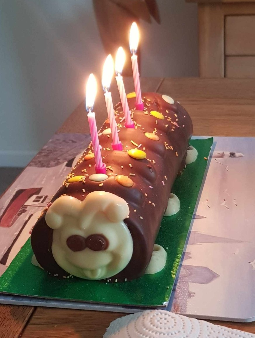 Happy birthday to me! 🎉🎉🎉Great choice of birthday cake from Pete! 🐛👌