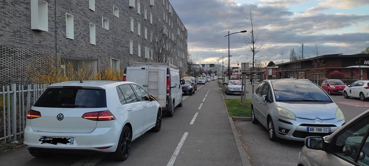 Le classique de la rue Jacobi Netter: trottoir saturé de véhicules stationnés, bonus 'warning d'immunité' pour certains. #gcum #Strasbourg #impuniteAutomobile