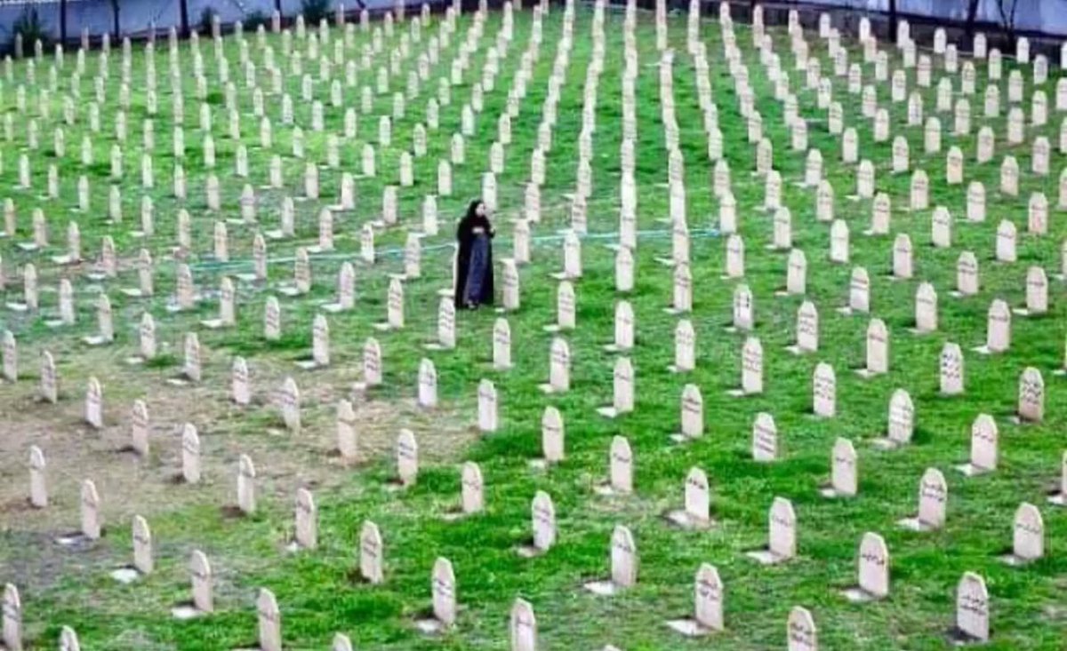 Bêhna mirinê tune ye, lê gelê Kurd mirinên bi bêhna sêvan nas dikin.  Mixabin, nas dikin.  Hewldana me ew e ku qetlîamên bi vî rengî careke din li tu cihan neqewimin.
#Halepçe