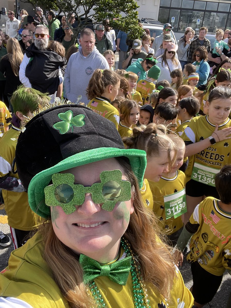 Our @CreedsES students came out for the @JandARacing Final Mile! What a great time ☘️🍀☘️! @89Hoky