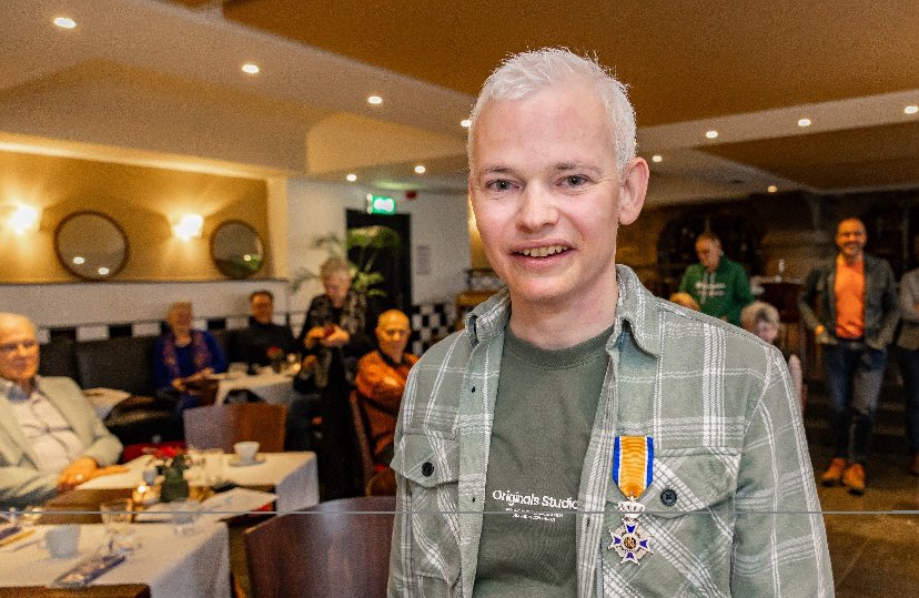 Gemeente Almelo (@gemeente_almelo) on Twitter photo Jasper Smit ontving vandaag een Koninklijke onderscheiding uit handen van locoburgemeester <a href="/arjenmaathuis/">Arjen Maathuis</a>. Jasper is benoemd tot Ridder in de Orde van Oranje-Nassau voor zijn onuitputtelijke inzet voor meer bekendheid over zeldzame kankers, waaronder GIST rb.gy/m5iclk Jasper Smit ontving vandaag een Koninklijke onderscheiding uit handen van locoburgemeester <a href="/arjenmaathuis/">Arjen Maathuis</a>. Jasper is benoemd tot Ridder in de Orde van Oranje-Nassau voor zijn onuitputtelijke inzet voor meer bekendheid over zeldzame kankers, waaronder GIST rb.gy/m5iclk