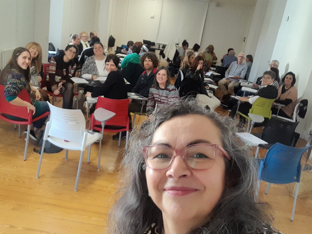 Hoy las compañeras de @Asilimorg , de formación de alfabetizadoras han estado en Vitoria impartiendo taller. Muy buen ambiente y mañana productiva.