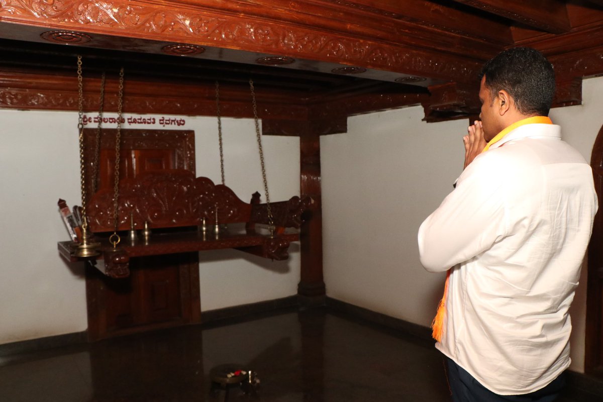 CaptBrijesh's tweet image. Talapady Doddamane is my ancestral home…it is where I trace our maternal roots to. 

On a tour of the constituency, had today an opportunity to visit and seek blessings of our family deities and daivas and elders. 

1/2

#Tulunadu #LandOfTraditions #LandOfDivinity