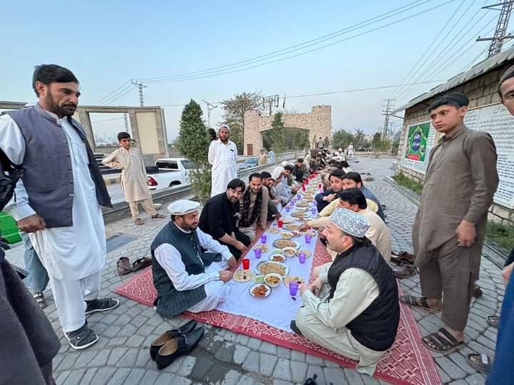 ایم این اے اقبال افریدی، پی ٹی آئی خیبر جنرل سیکرٹری عامر خان نے جمرود باب خیبر میں دسترخوان پر مسافروں کے ساتھ افطاری کیا۔ 
رمضان افطار دسترخوان میں کثیر تعداد میں غرباء اور مساکین نے شرکت کی۔