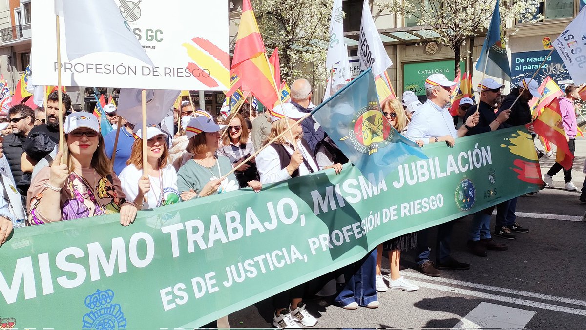 Igualdad_ASESGC's tweet photo. 📢Hoy hemos dejado claro nuestro descontento por esta discriminación 📢

#ProfesionDeRiesgo 
#JubilacionDignaGCyPN 
#EquiparacionSalarial
#SuboficialesGC 

@ASESGC @JF_SilvaN @Ana_kpg https://t.co/2T5A2pmxJ6