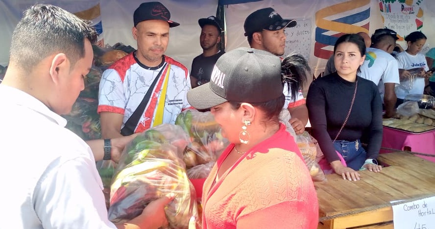 NoticiasCanali_'s tweet photo. #16Marzo 🥕 || Estado Mayor Agroalimentario de Miranda realizó Feria del Campo Soberano en la comunidad Araguita del Mcpio. Tomás Lander

Distribuyeron 9.000 kilos de alimentos entre proteínas, víveres y del Plan Campesino

Dieron asesoría en nutrición con la Tropa Verde del #INN https://t.co/lAuqMEBB04