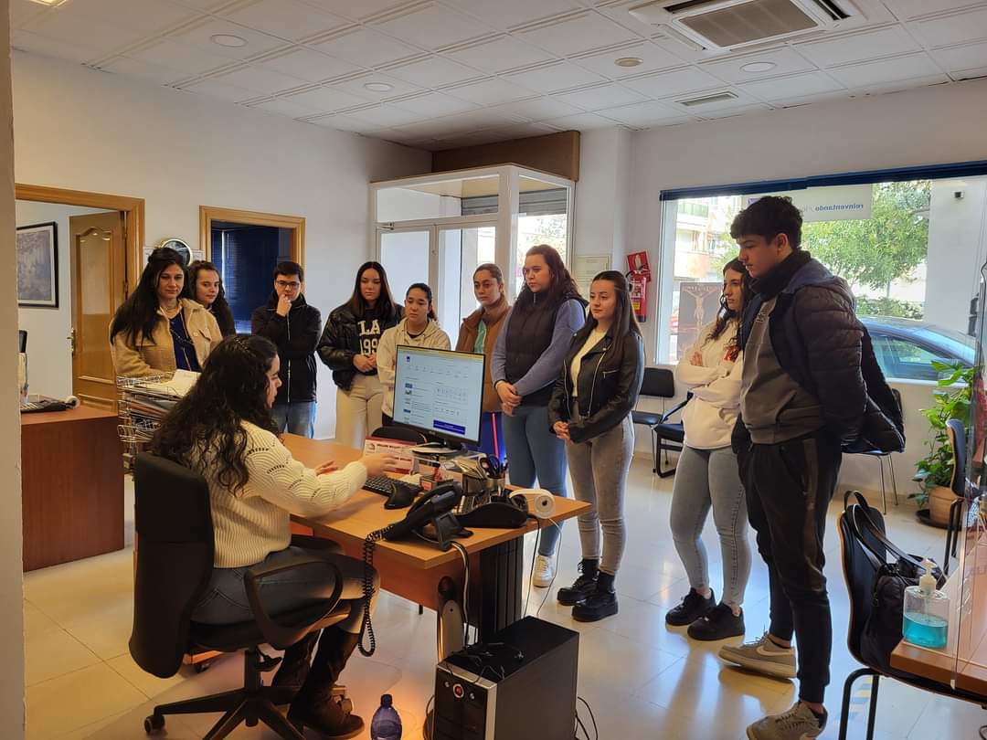 SAFAAlcala's tweet image. #FORMACIÓNCOMPLEMENTARIA #EnFPSAFA‼️

#GAD ha visitado #GestoríaRuanoCano #SAE les han explicado los trámites a realizar así como seguros y cómo se trabaja 👩‍💻

#VivirPorAmor ❤️ #YoConSAFA
#MásEnLasObrasQueEnLasPalabras 
#PorqueNosConfíasLoMásImportante @fundacionsafa @Educsi 🥰