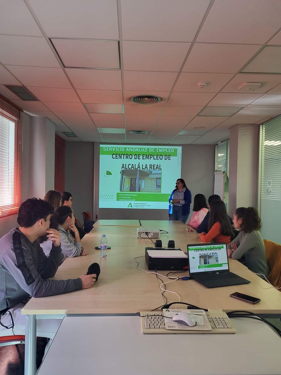 SAFAAlcala's tweet image. #FORMACIÓNCOMPLEMENTARIA #EnFPSAFA‼️

#GAD ha visitado #GestoríaRuanoCano #SAE les han explicado los trámites a realizar así como seguros y cómo se trabaja 👩‍💻

#VivirPorAmor ❤️ #YoConSAFA
#MásEnLasObrasQueEnLasPalabras 
#PorqueNosConfíasLoMásImportante @fundacionsafa @Educsi 🥰