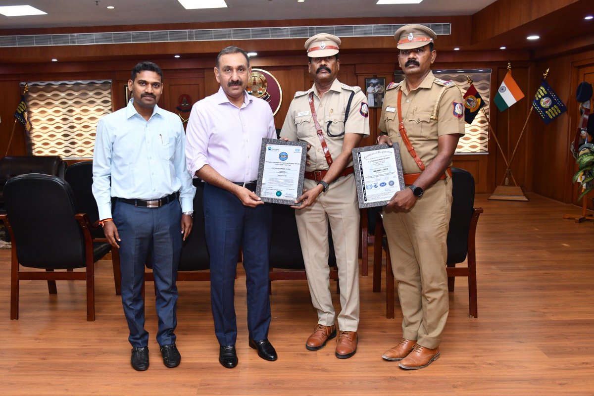 சென்னை பெருநகர காவல் தெற்கு மண்டலத்தில் 4 காவல் நிலையங்கள் ISO 9001 : 2015 தரச் சான்றிதழ்கள் பெற்றதற்காக காவல் ஆணையாளர் அவர்கள் வாழ்த்துக்கள் தெரிவித்தார்.
1. கிண்டி காவல் நிலையம் 
2. வேளச்சேரி காவல் நிலையம்
3. நீலாங்கரை காவல் நிலையம்
4. தரமணி காவல் நிலையம்