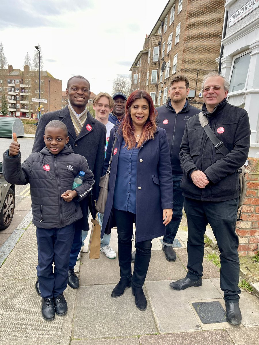 Out with the lovely Old Kent Road Labour crew. Strong support for @SadiqKhan, for me and for @LondonLabour because people love: ❤️Universal Free School Meals ❤️Highest amount of council house building since the 70s ❤️TfL fares frozen 5 times since 2016