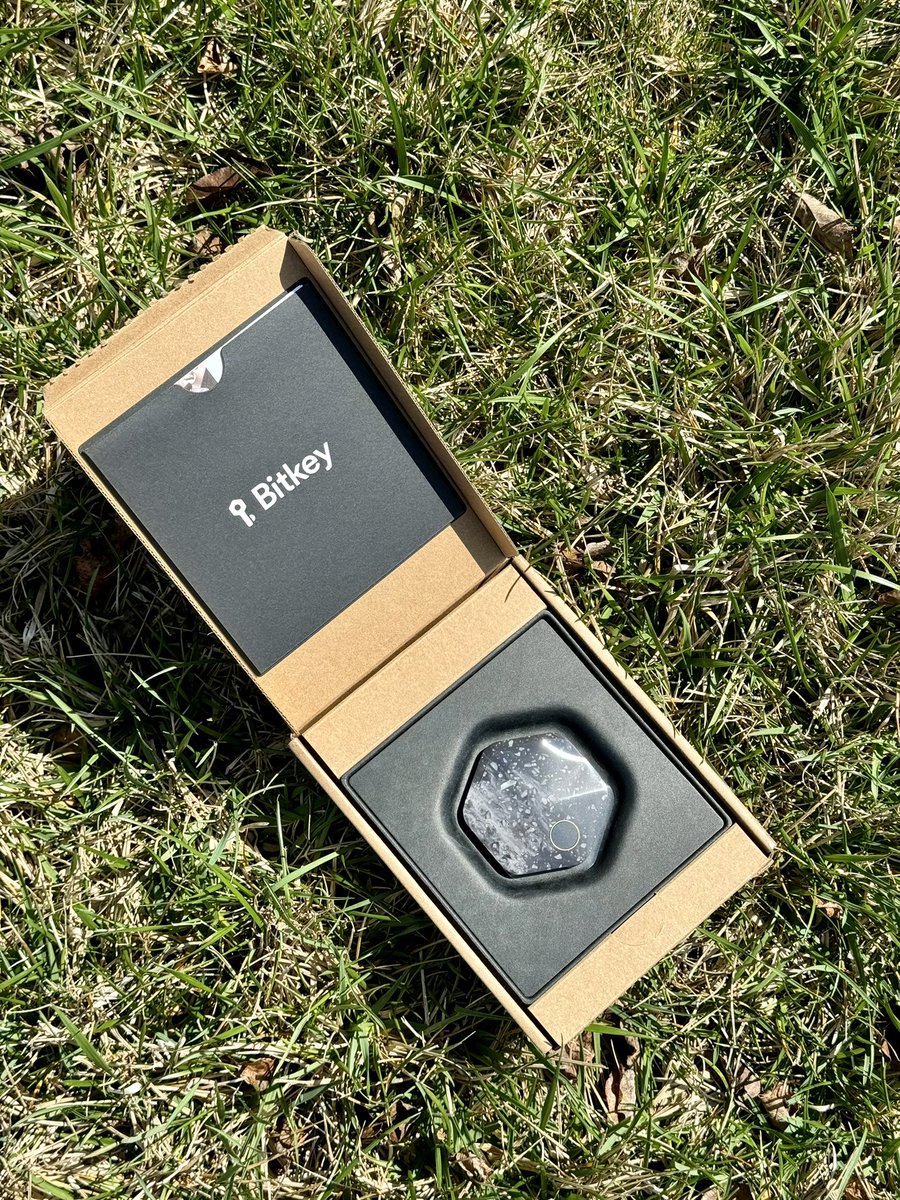 GadgetCheck's tweet image. Just onboarded my 64-year-old dad onto @Bitkeyofficial by @blocks @spiralbtc, and it was a breeze. Compared to traditional self custody wallets.

Beautiful hardware and the UX is top-notch. 🌟 Stacking sats has never been easier. #Bitkey #Bitcoin