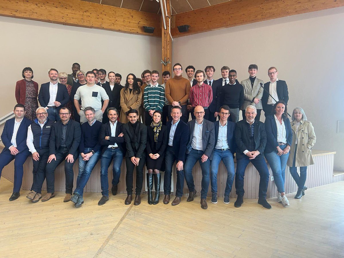 NicolasCriaud's tweet photo. Une belle après midi à #SucéSurErdre avec les @HorizonsJeunes pour parler d’#Europe.

Avec @XavierFournier et @GuillaumeRichar, nous avons parlé du lien entre la commission européenne et nos territoires ! https://t.co/LUyk635TBI