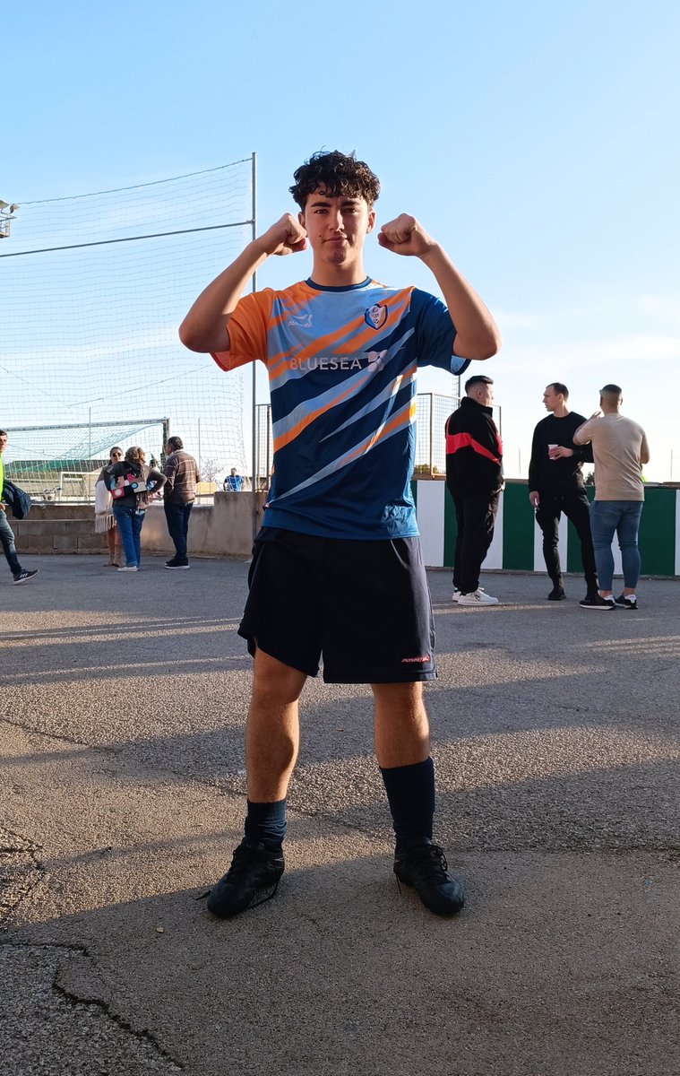 Martí Verd, jugador de nuestro cadete, debuta con el equipo amateur con sólo 16 años y ayuda a conseguir 3 puntos importantísimos en la visita al Alquería del Felanitx. Vamos Viva 💪💙🩵🧡
@vivasportsescueladeportiva @ffib_oficial #fútbolaficionado #mallorca