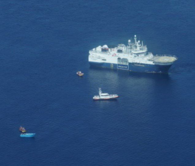RescueMed's tweet photo. ⚠️ Nave civile #GeoBarents ha soccorso ~100 persone in acque internazionali, nonostante motovedetta libica donata dall'Italia abbia tentato di impadronirsi di un gommone, sequestrando naufraghə e operatorə @MSF_Sea. 

Stop ai crimini in mare sostenuti dal governo italiano! https://t.co/FDW59kcNjW