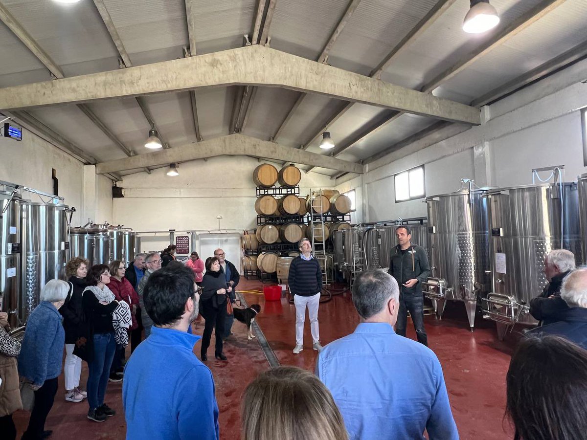 OmniumConca's tweet photo. 🍷✊🏽 Matí de #Revoltes a Barberà de la Conca, coneixent el cooperativisme vitivinícola de la comarca, bressol d'aquest moviment arreu del país.
👏🏾 Moltes gràcies al Celler de Barberà i al Viver de celleristes per obrir-nos les portes i als cellers Vidbertus i Masades pel tast! https://t.co/Put5Czrh1A