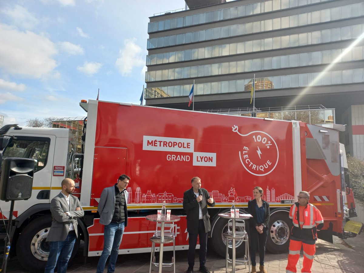 🚚♻️ Le passage à l'électrique pour nos bennes à ordures ménagères à de multiples avantages : meilleures conditions de travail, moins de bruit et de pollution.

Mais c'est aussi la production de véhicule par des entreprises locales <a href="/RenaultTrucksCo/">Renault Trucks</a> au service de la transition. ⚡️