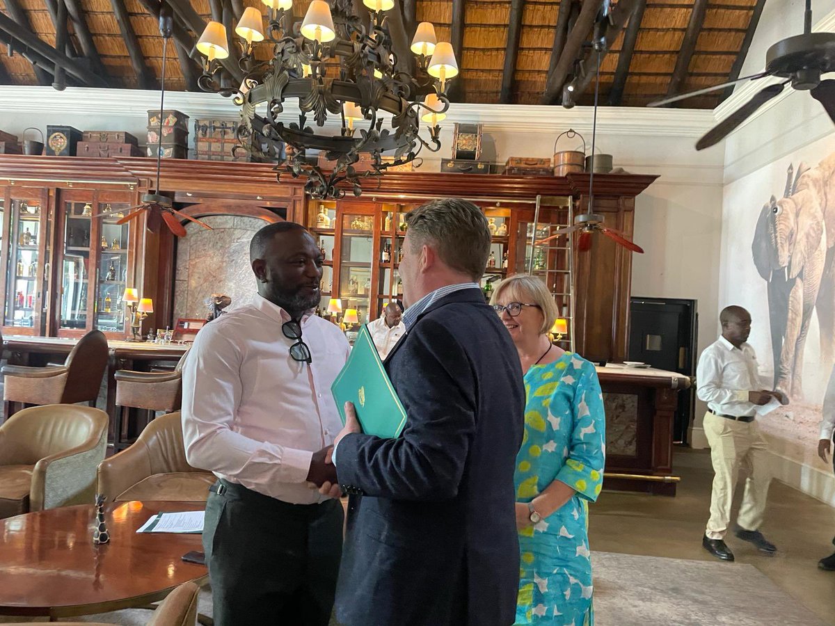 From South Africa 🇿🇦 to Zambia 🇿🇲 Delighted to be in Zambia with @IrelandinZambia. It was my pleasure, alongside @IEAmbZambia Ambassador Bronagh Carr, to meet Tourism Minister @SikumbaRodney & visit Livingstone Art Gallery with Destination Livingstone.