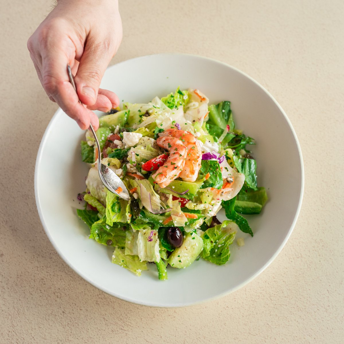 Craving something light and flavorful? Our Greek Salad is the answer! 🍤🥒🍅 Made with succulent shrimp, crisp veggies, savory feta, and drizzled with our signature dressing. #FreshAndTasty #Pappadeaux
