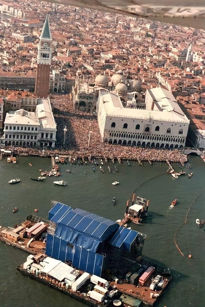 viewsfrance's tweet image. Le 15 juillet 1989, Pink Floyd organisait un concert flottant à Venise devant 200 000 personnes.

Thread à dérouler.