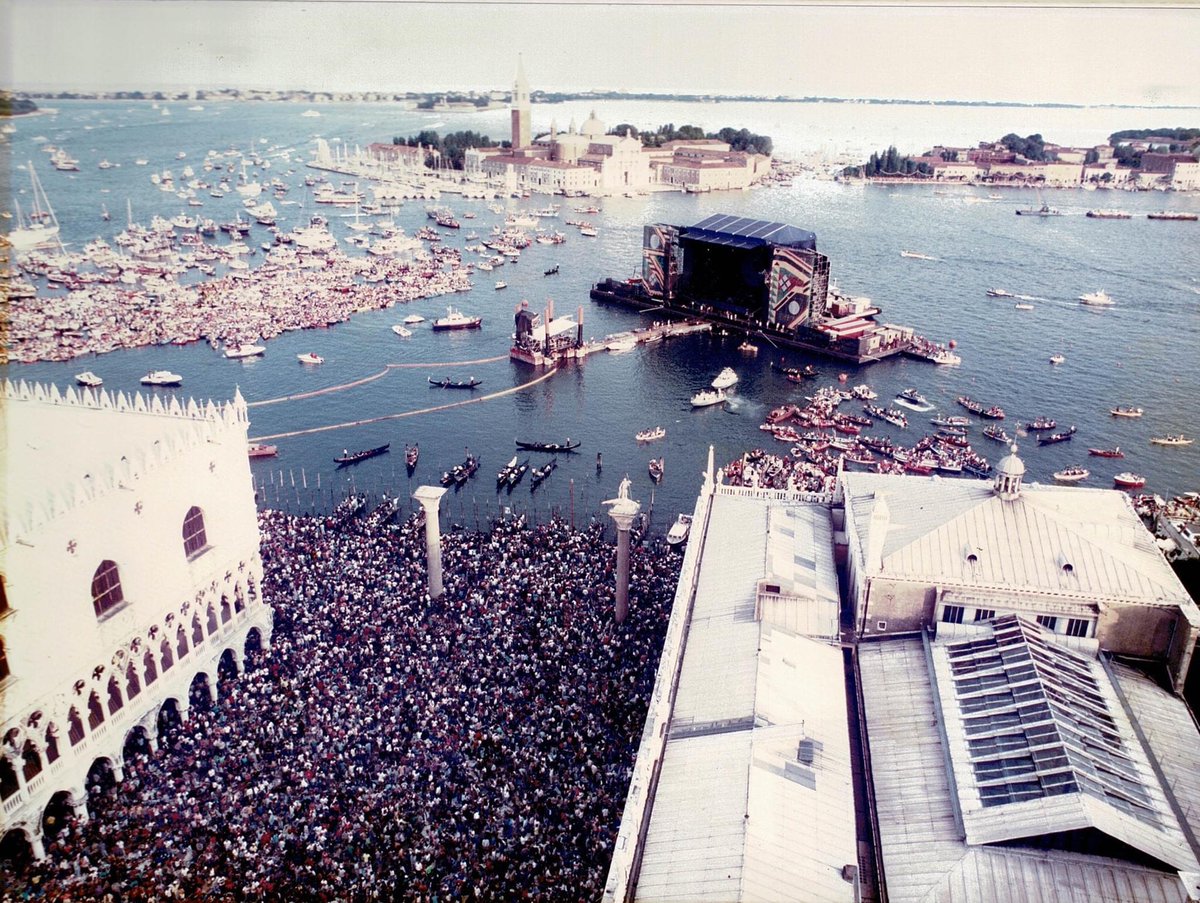 viewsfrance's tweet image. Le 15 juillet 1989, Pink Floyd organisait un concert flottant à Venise devant 200 000 personnes.

Thread à dérouler.