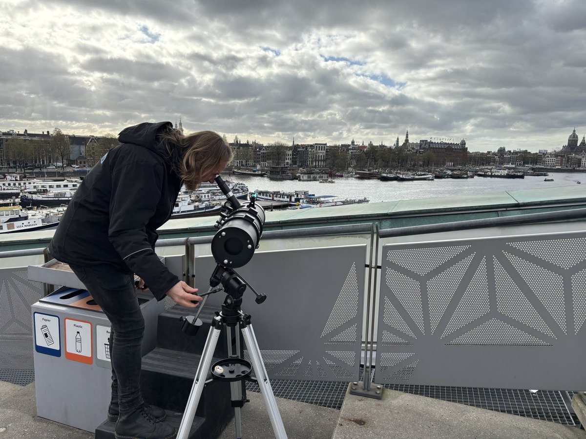 Vandaag stonden we, voor de Landelijke sterrenkijkdagen van de <a href="/KNVWeerSterren/">KNVWS | weer- en sterrenkunde</a> op het dak van NEMO. Helaas was 'onze ster', de zon, verstopt achter de wolken. Gelukkig is er vanaf het dak genoeg anders te zien...