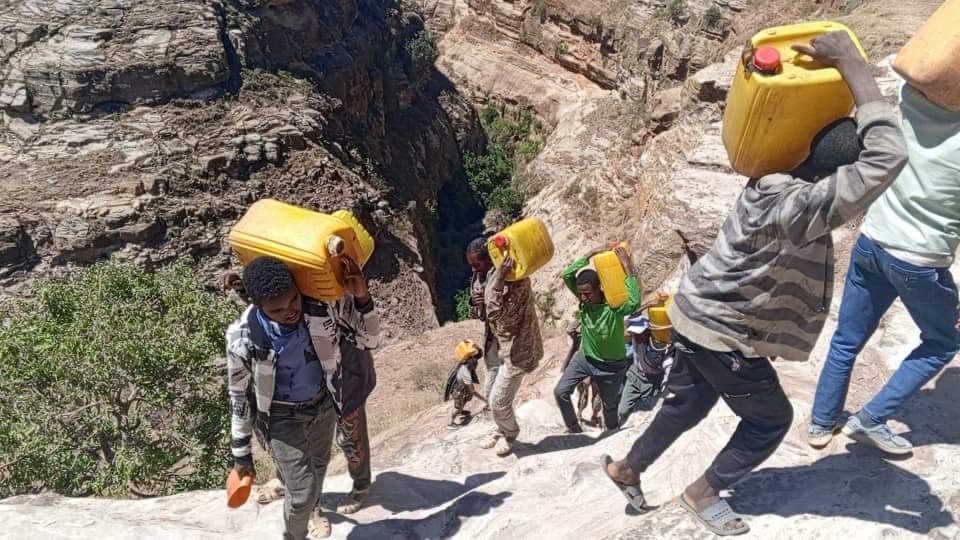 DestGebru3's tweet photo. The heavy sacrifice being made to get drinking water in the 21st century in Tigray, wereda gantaafeshum. https://t.co/XXCZZGtXyp
