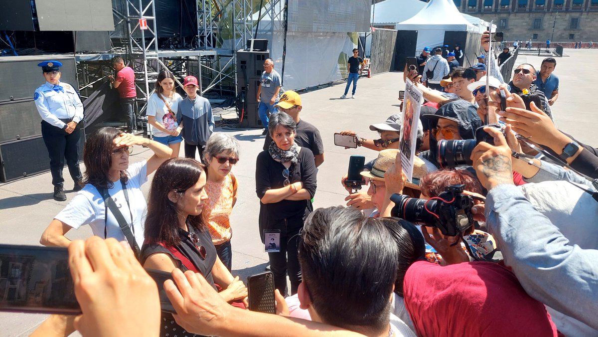 GlorietaMx's tweet photo. Habla @julietav con familias de personas desaparecidas tras la manifestación por el retiro de los memoriales frente a palacio nacional. Se compromete a realizar una mención y dedicar una canción en memoria de nuestros familiares desaparecidos. https://t.co/ayjKBv4Gba
