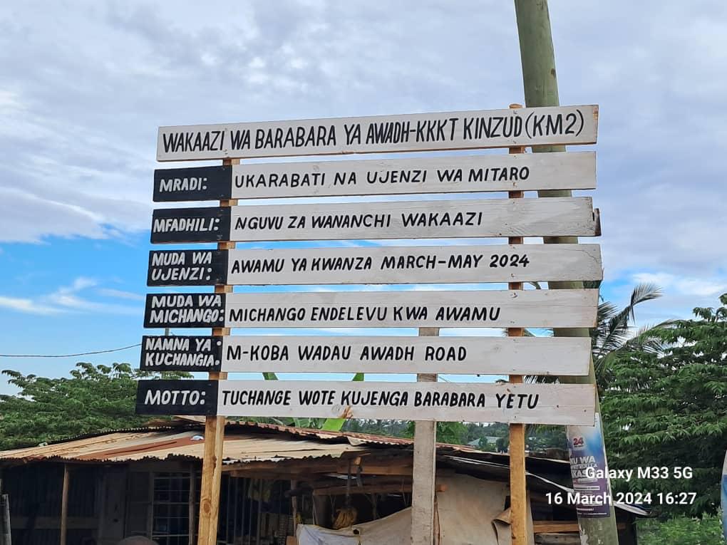 Nguvu ya umma katika maendeleo. Wananchi waweka bango Goba, kukarabati barabara yao. Very commendable . 
<a href="/TaruraTz/">Wakala ya Barabara za Vijijini na Mijini (TARURA)</a> , waungeni mkono. Barabara za Goba zimesahaulika. <a href="/WizarayaUJ/">Wizara ya Ujenzi</a> <a href="/SuluhuSamia/">Samia Suluhu</a> <a href="/ikulumawasliano/">ikulu_Tanzania</a>