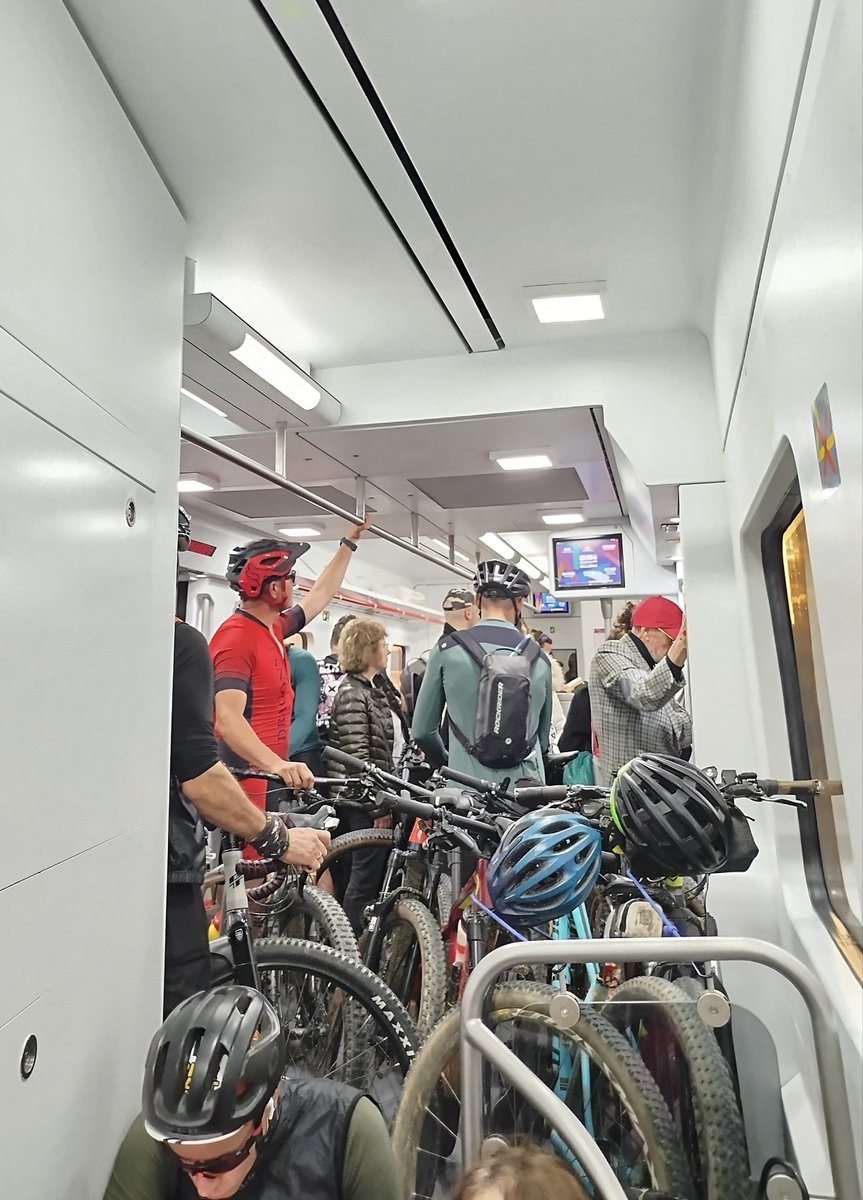 LaiaAlbareda's tweet photo. Un dia més a @renfe sense poder seure ni moure'ns. Invasió de bicis per tot arreu. Ens mereixem això? https://t.co/wB6wenQW54