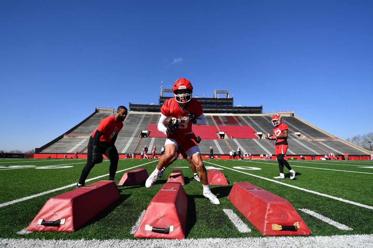 ysufootball's tweet photo. Blue skies in Youngstown today ☀🐧🏈

#GoGuins https://t.co/W46CExu1Jl