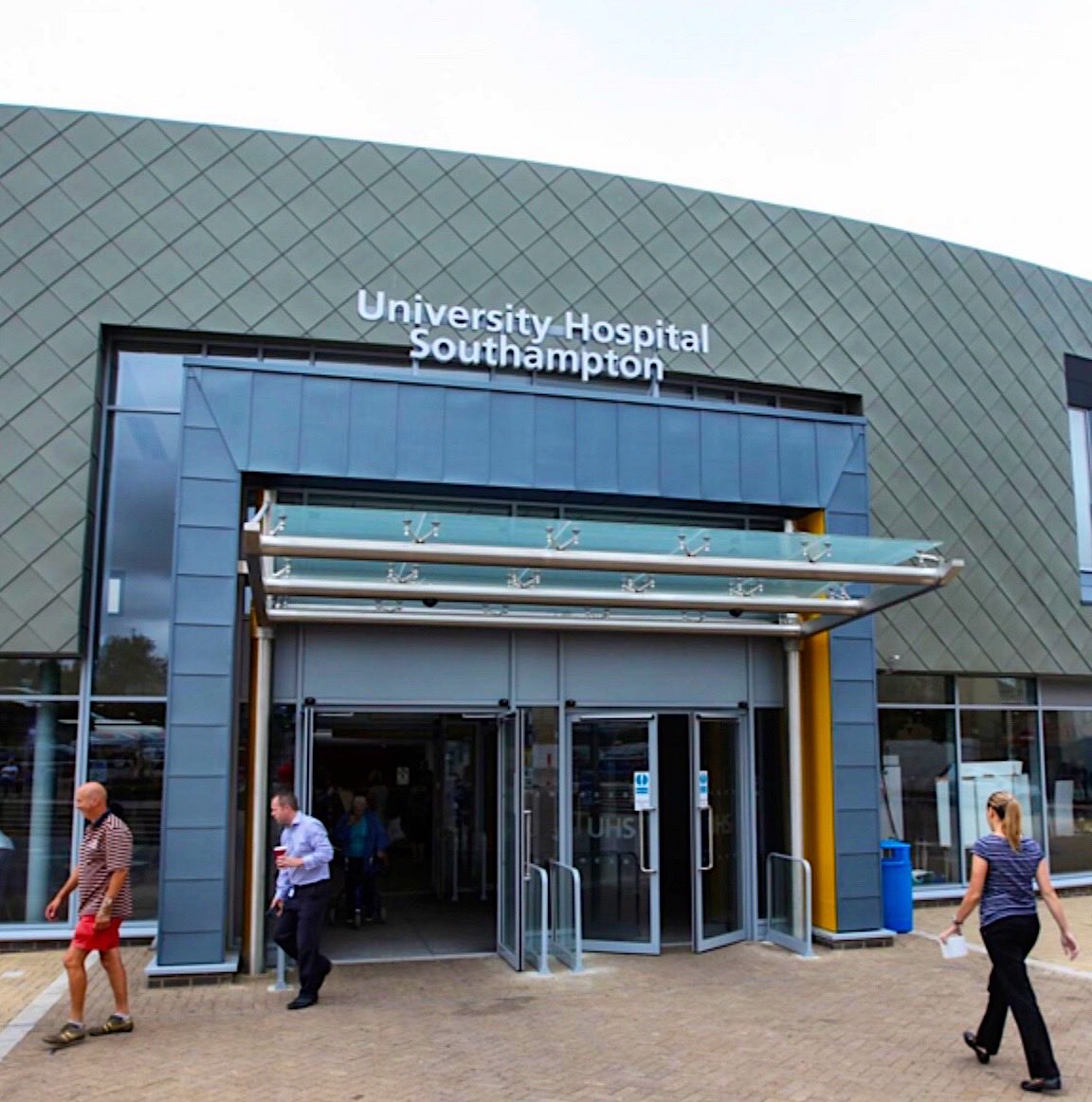 Sitting alone in <a href="/UHSFT/">University Hospital Southampton 💙</a>⁩ foyer, watching very sick patients being supported quietly by friends and family. Remember that opening scene from <a href="/HeathrowAirport/">Heathrow Airport</a>⁩ in #LoveActually? They should have shot it here. #Love