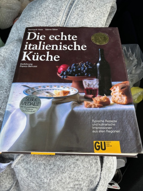 LotteVom's tweet photo. Nachdem mir hier vor einiger Zeit des Langen und Breiten von diesem tollen #Kochbuch vorgeschwärmt wurde, habe ich es heute in der #Brocki entdeckt.
Für 3.50 Franken. Was für ein #Glückspilz ich doch bin! https://t.co/CEkiYbExCU