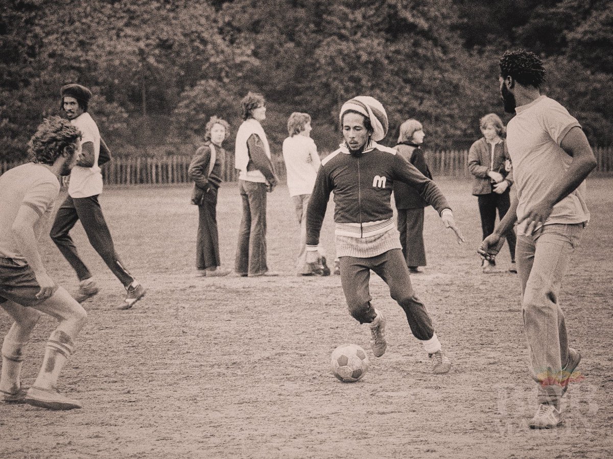 bobmarley's tweet image. “I don’t know my right position. Sometimes play defense, sometimes forward. I like to defend, but I like to attack too.” #BobMarley

📷 by #AdrianBoot at Battersea Park in Chelsea, London during the #EXODUS recording period, 1977.
©️ Fifty-Six Hope Road Music Ltd.