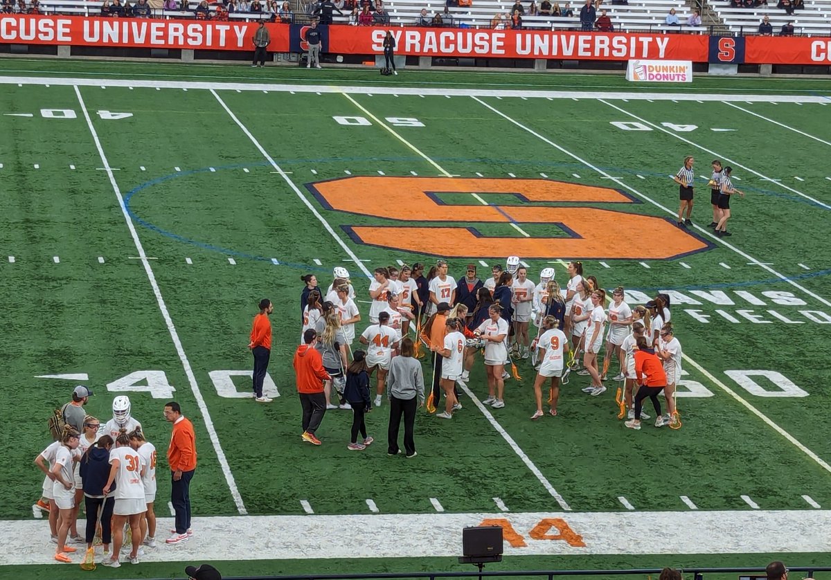 MelCuse19's tweet image. Running clock against UNC!! 🍊 14, 🐐 3. 4:22 to go in third. @CuseWLAX  #alumniweekend