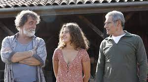 merlinpapin3's tweet photo. .@FredOL69007 Ce soir sur @France2 le film #PapiSitter de PPhilippe Guillard (2020)
Avec : Gérard Lanvin, Olivier Marchal, Camille Aguilar, Jean-François Cayrey, Philippine Leroy-Beaulieu, Anne Girouard, Laurent Olmedo, Souad Arsane, Paco Fuster, Côme Levin, François Levantal, Francis Renaud, Fabienne Galula, Eugénie Gaudel, Louis Seillé, Matthieu Roulx
C'est l'année du bac pour Camille. Mais la lycéenne n'a absolument pas travaillé et se prépare à ne pas à obtenir le précieux diplôme. Ses parents ne baissent pas les bras et ont trouvé la solution : alors qu'ils partent travailler sur un bateau de croisière, le grand-père paternel de Camille va se charger de la faire réviser. C'est le moment que choisit Teddy, l'autre grand-père qui revient d'un voyage au Mexique, pour débarquer. Les deux hommes sont aux antipodes : l'un, ancien gendarme, est rigide et soucieux des règles, l'autre ne vit que de débrouille et a déjà fait des entorses à la loi. D'emblée, les deux hommes se détestent et Camille, y voyant son bénéfice, va attiser leur animosité...