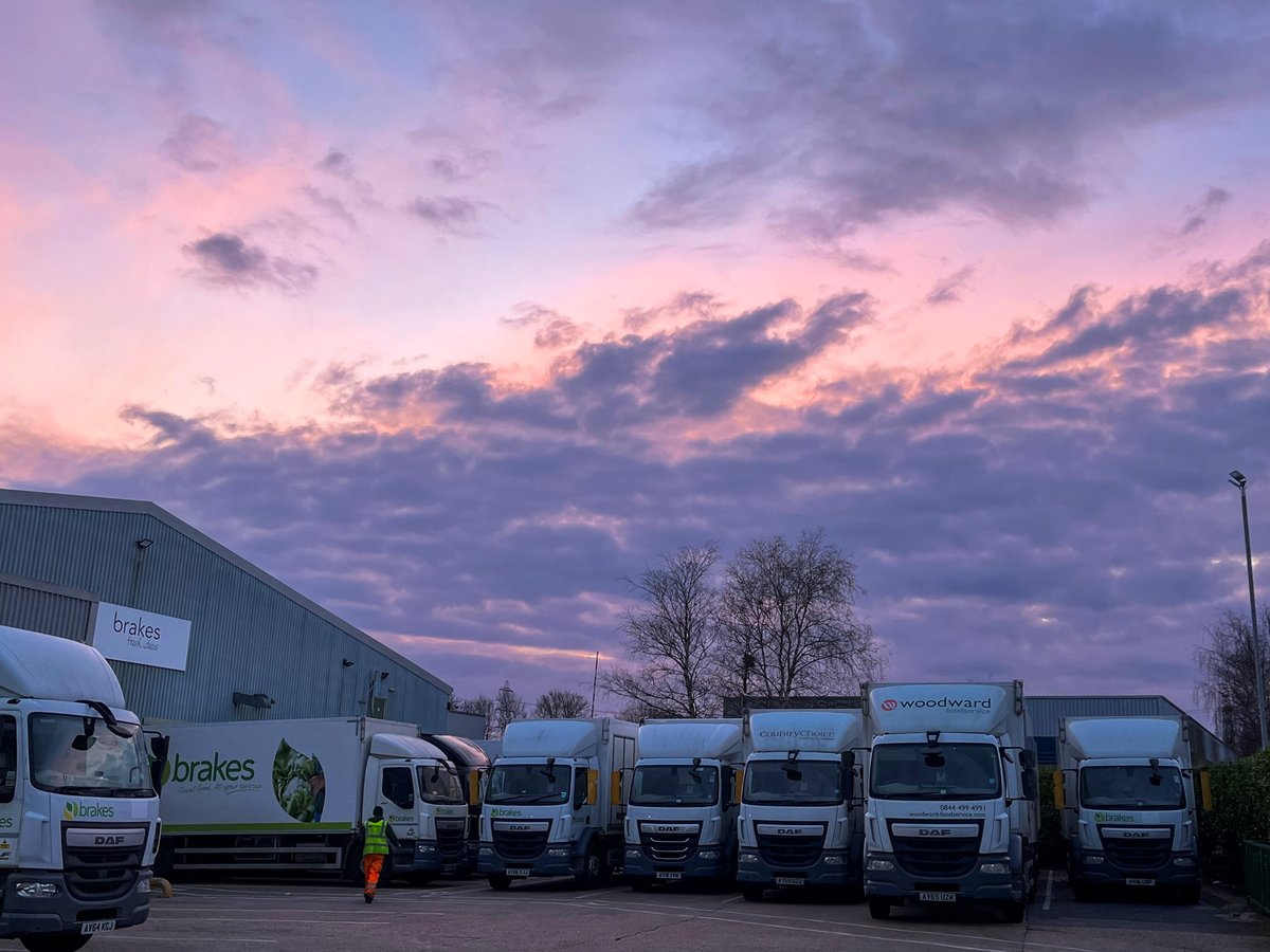 Happy Easter to our amazing customers and colleagues! 🐰 As the lighter evenings roll in, remember to adjust your clocks (Sunday 31 March) ready for them to spring forward an hour. Thank you to Jess Bow for capturing this photo as the sun set over our Eastleigh Depot. 🌆