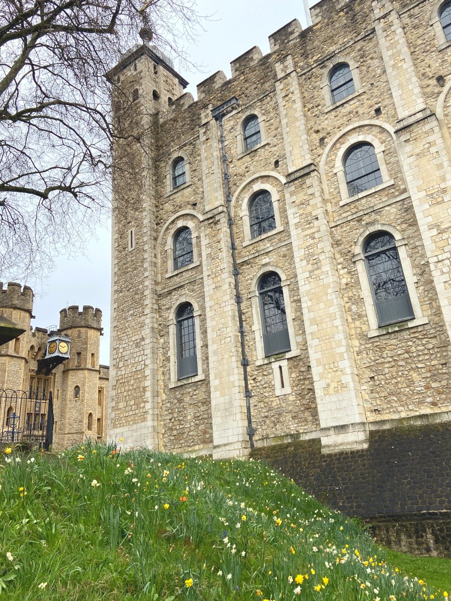 Happy Easter from the Tower of London! 🐰 Share your spring #PalacePhotos in the comments 🌸👇