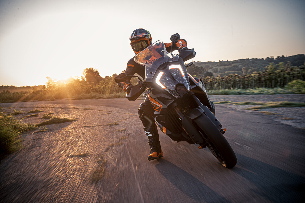 Full gas into lighter evenings with the KTM 1290 SUPER ADVENTURE S! ✊💨 Click to check it out. brnw.ch/21wInoO #KTM #ReadyToRace #KTM1290SuperAdventureS #SuperSunday