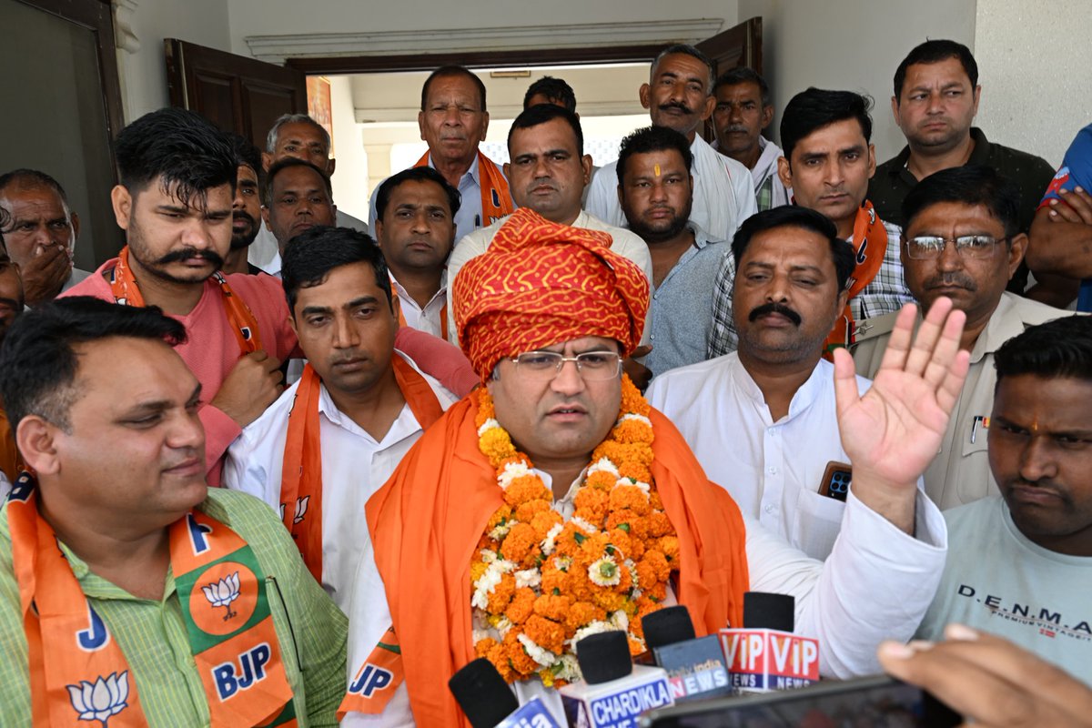 Tanwar_Indian's tweet photo. गोंदर फार्म (करनाल) पर अन्य पार्टियों को छोड़कर @BJP4India में शामिल हुए साथियों का @NarendraModi जी के इस भाजपा परिवार में स्वागत किया।
@mlkhattar जी द्वारा साढ़े 9 वर्ष के कार्यकाल में करवाए गए शानदार जनहित के कार्यों की बदौलत करनाल की जनता उन्हें लोकसभा में भेज कर देश की सबसे बड़ी पंचायत में हरियाणा की आवाज़ को और अधिक बुलंदी देने का काम करेगी।
 
@mlkhattar
@nayabsainibjp
#PhirEkBaarModiSarkar
